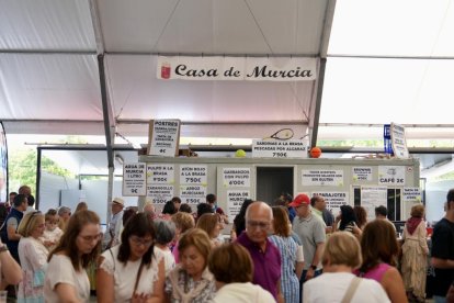 Ambiente en las casetas regionales el día de la inauguración oficial.