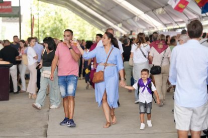 Ambiente en las casetas regionales el día de la inauguración oficial.