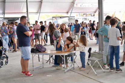 Ambiente en las casetas regionales el día de la inauguración oficial.