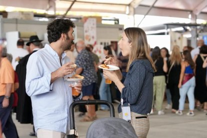 Ambiente en las casetas regionales el día de la inauguración oficial.