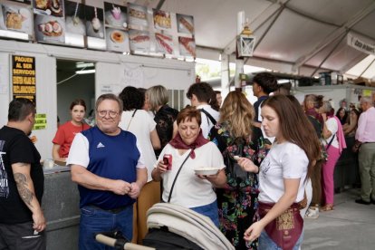 Ambiente en las casetas regionales el día de la inauguración oficial.