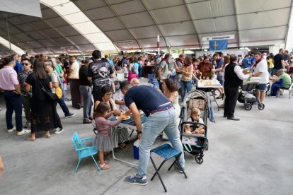Ambiente en las casetas regionales el día de la inauguración oficial.