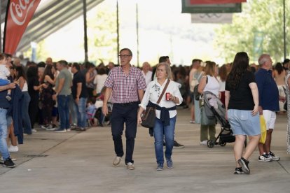 Ambiente en las casetas regionales el día de la inauguración oficial.