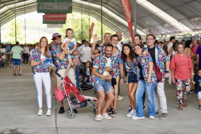 Ambiente en las casetas regionales el día de la inauguración oficial.