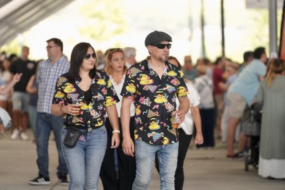 Ambiente en las casetas regionales el día de la inauguración oficial.