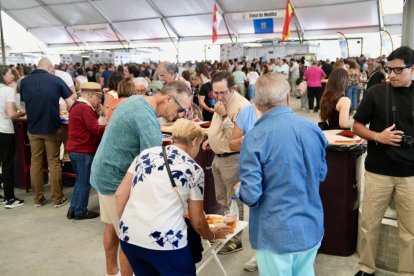 Ambiente en las casetas regionales el día de la inauguración oficial.