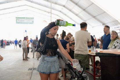 Ambiente en las casetas regionales el día de la inauguración oficial.