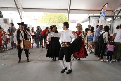 Ambiente en las casetas regionales el día de la inauguración oficial.