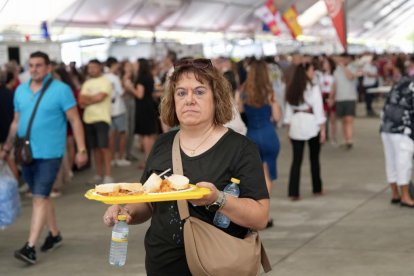 Ambiente en las casetas regionales el día de la inauguración oficial.