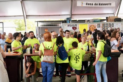 Ambiente en las casetas regionales el día de la inauguración oficial.