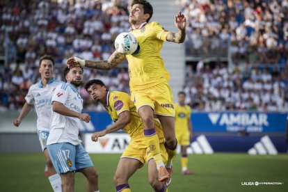 Un lance del partido en el estadio modular Ibercaja entre el Zaragoza y el Real Valladolid