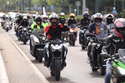IX desfile de banderas de peñas y ofrenda florala la Virgen de San Lorenzo y a los motoristas fallecidos