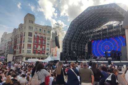 Una gran multitud espera la llegada de Dani Fernández en la Plaza Mayor