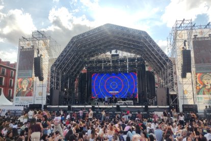 Una gran multitud espera la llegada de Dani Fernández en la Plaza Mayor