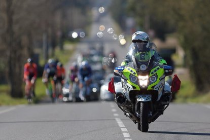 Una moto de la Guardia Civil abriendo carrera en una etapa en la Vuelta Ciclista a España.