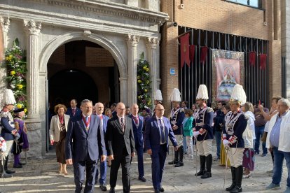 Distintas autoridades en la procesión de la Virgen de San Lorenzo.