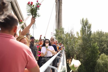IX desfile de banderas de peñas y ofrenda florala la Virgen de San Lorenzo y a los motoristas fallecidos