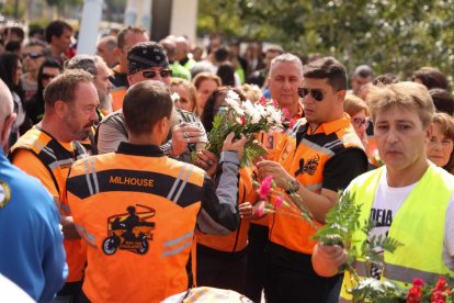 IX desfile de banderas de peñas y ofrenda florala la Virgen de San Lorenzo y a los motoristas fallecidos