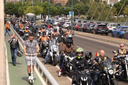 IX desfile de banderas de peñas y ofrenda florala la Virgen de San Lorenzo y a los motoristas fallecidos