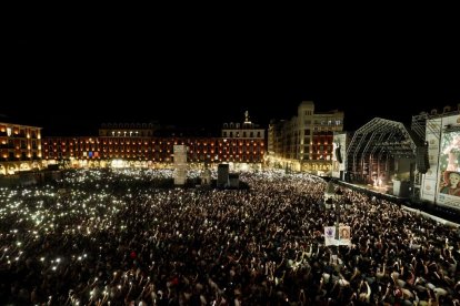 Concierto de Dani Fernández en la plaza Mayor de Valladolid.
