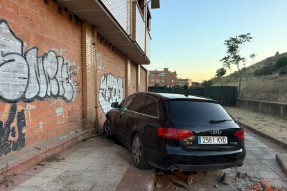 Choque de un coche en la calle Orellana en Arroyo de la Encomienda