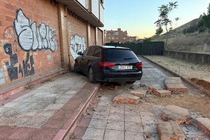 Choque de un coche en la calle Orellana en Arroyo de la Encomienda