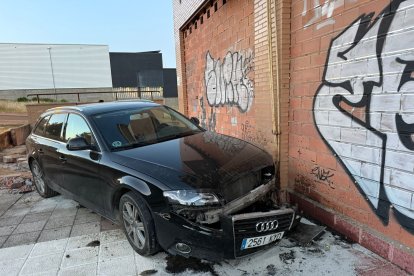 Choque de un coche en la calle Orellana en Arroyo de la Encomienda