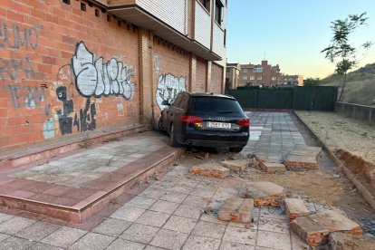 Choque de un coche en la calle Orellana en Arroyo de la Encomienda