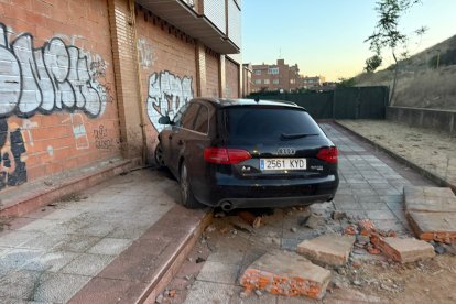 Choque de un coche en la calle Orellana en Arroyo de la Encomienda