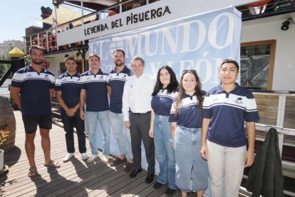Primer día de la caseta de feria de El Mundo en el barco 'La Leyenda del Pisuerga'