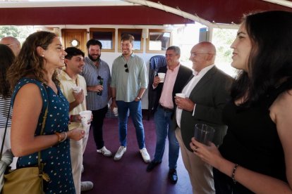 Primer día de la caseta de El Mundo en el barco 'La Leyenda del Pisuerga'
