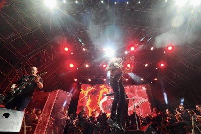 Barón Rojo y la orquesta municipal de Valladolid en la plaza Mayor
