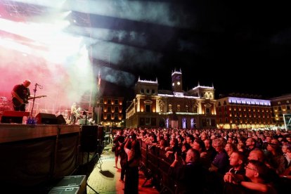 Barón Rojo y la orquesta municipal de Valladolid en la plaza Mayor