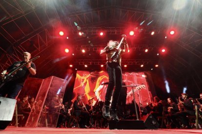 Barón Rojo y la orquesta municipal de Valladolid en la plaza Mayor