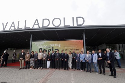 El alcalde de Valladolid, Jesús Julio Carnero; el delegado del Gobierno en Castilla y León, Nicanor Sen; el presidente de la Diputación Provincial, Conrado Íscar; la directora general de Comercio de la Junta, María Pettit, y el presidente del Comité Ejecutivo Feria de Valladolid, Víctor Caramanzana