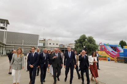 El alcalde de Valladolid, Jesús Julio Carnero; el delegado del Gobierno en Castilla y León, Nicanor Sen; el presidente de la Diputación Provincial, Conrado Íscar; la directora general de Comercio de la Junta, María Pettit, y el presidente del Comité Ejecutivo Feria de Valladolid, Víctor Caramanzana