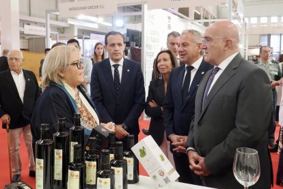 El alcalde de Valladolid, Jesús Julio Carnero; el delegado del Gobierno en Castilla y León, Nicanor Sen; el presidente de la Diputación Provincial, Conrado Íscar; la directora general de Comercio de la Junta, María Pettit, y el presidente del Comité Ejecutivo Feria de Valladolid, Víctor Caramanzana