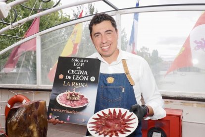 Segundo día de la caseta de El Mundo en el barco 'La Leyenda del Pisuerga'