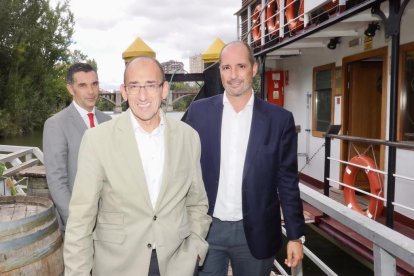 Segundo día de la caseta de El Mundo en el barco 'La Leyenda del Pisuerga'