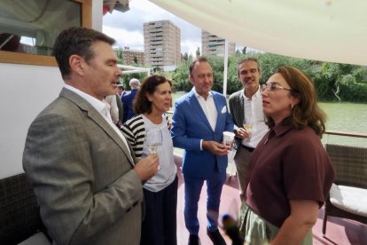 Segundo día de la caseta de El Mundo en el barco 'La Leyenda del Pisuerga'