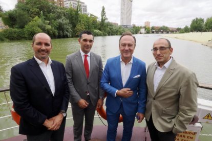 Segundo día de la caseta de El Mundo en el barco 'La Leyenda del Pisuerga'