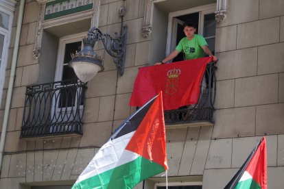 Primeros manifestantes pro Palestina en los prolegómenos de la contrarreloj individual de la Vuelta ciclista a España.