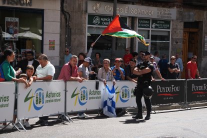 Primeros manifestantes pro Palestina en los prolegómenos de la contrarreloj individual de la Vuelta ciclista a España.