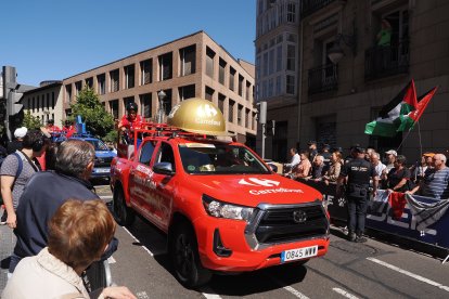Primeros manifestantes pro Palestina en los prolegómenos de la contrarreloj individual de la Vuelta ciclista a España.