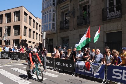 Primeros manifestantes pro Palestina en los prolegómenos de la contrarreloj individual de la Vuelta ciclista a España.