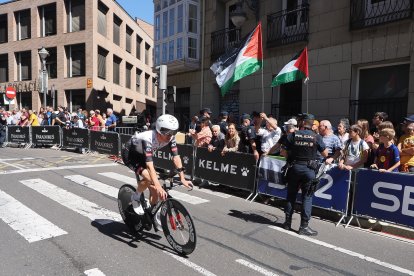 Primeros manifestantes pro Palestina en los prolegómenos de la contrarreloj individual de la Vuelta ciclista a España.