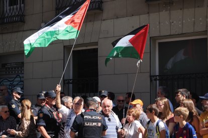 Primeros manifestantes pro Palestina en los prolegómenos de la contrarreloj individual de la Vuelta ciclista a España.