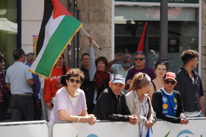 Primeros manifestantes pro Palestina en los prolegómenos de la contrarreloj individual de la Vuelta ciclista a España.
