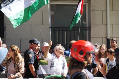 Primeros manifestantes pro Palestina en los prolegómenos de la contrarreloj individual de la Vuelta ciclista a España.