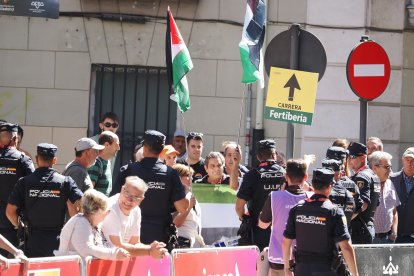 Primeros manifestantes pro Palestina en los prolegómenos de la contrarreloj individual de la Vuelta ciclista a España.